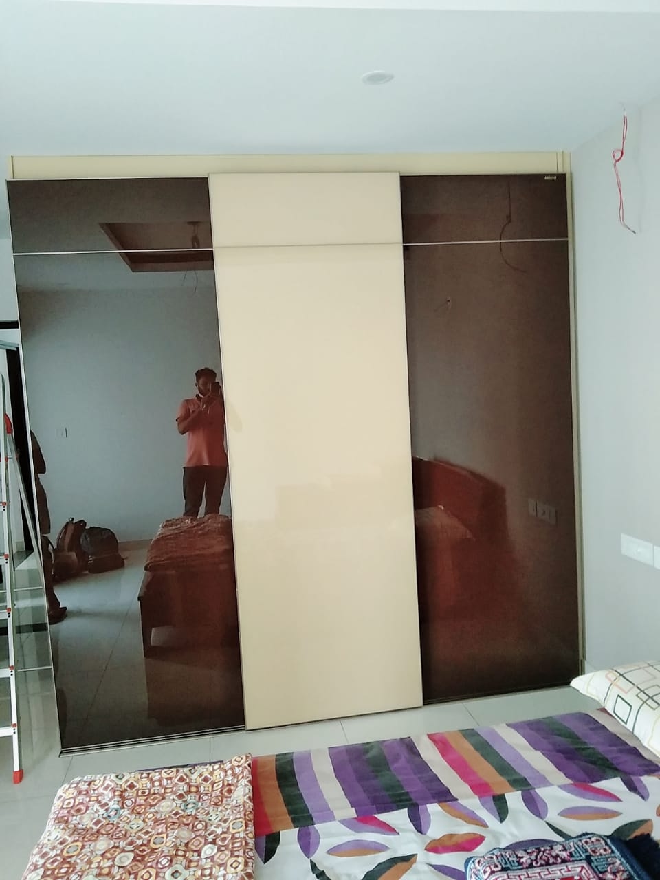 hafele-hettich-salice-wurfel-lacquer-glass-wardrobes-dealers-manufacturers-in-noida-greater-noida-india